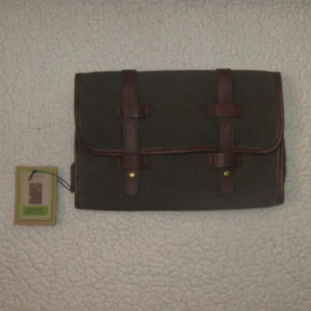 John Bartlett Statements Hanging Travel Kit